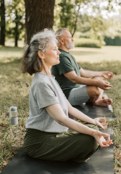 starsza para siedząca w spokoju